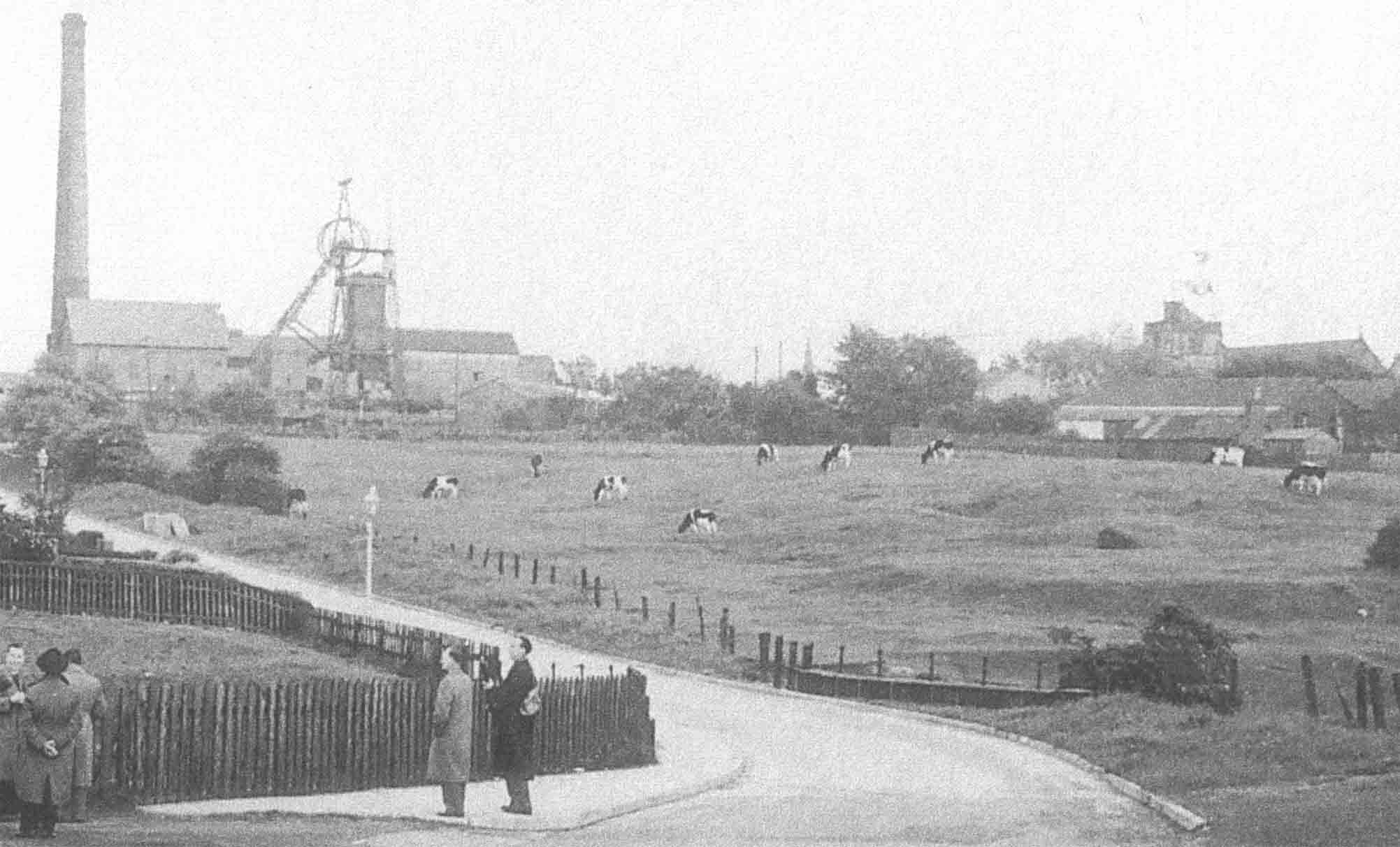 A grainy view towards the upcast Chanters No2. headgear from Tyldesley Old Road near Chanters Bridge c.1955. Just to the right is Hindsford St Anne parish church. And to prove that Atherton was not entirely wall-to-wall brick and cinders, the black & white objects in the middle distance are cows, grazing peacefully on slightly sooty grass. Photo by courtesy of Alan Davies