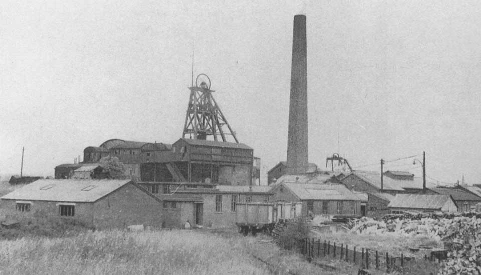 Howe Bridge Colliery from the SW, at the time it closed in 1959. The wooden headgear is above the Victoria pit shaft. Photo by courtesy of Alan Davies
