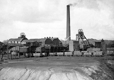 Pretoria Pit just before closure in March 1934. No.3 shaft is to the left, No.4 to the right. Photo by courtesy of Bolton Evening News