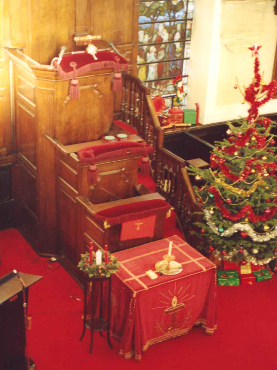 3-tier pulpit in Chowbent Chapel, in festive mood. Photo by Peter Wood 15 Dec 2003